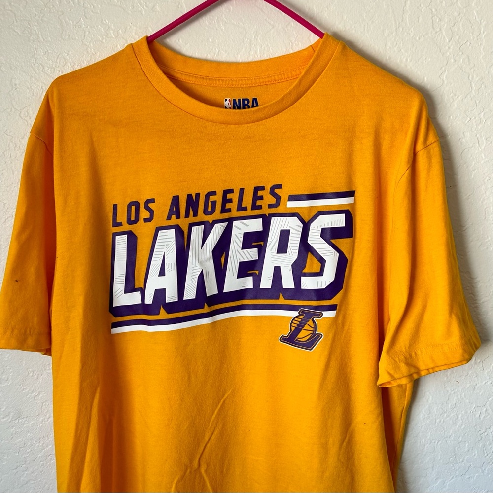 Lakers Large Yellow and Purple Graphic T shirt
